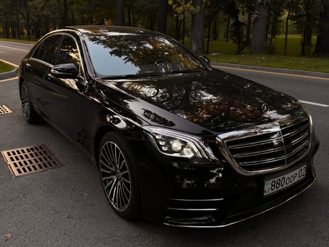 Mercedes-Benz S-Class с водителем — представительский автомобиль для VIP-трансферов в Алматы