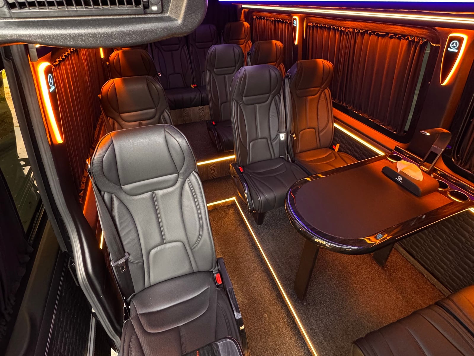 Салон Mercedes-Benz Sprinter VIP: кресла и столик для делегации