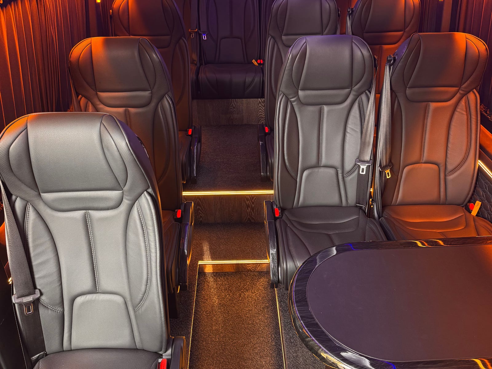 Салон Mercedes-Benz Sprinter VIP с вечерней подсветкой